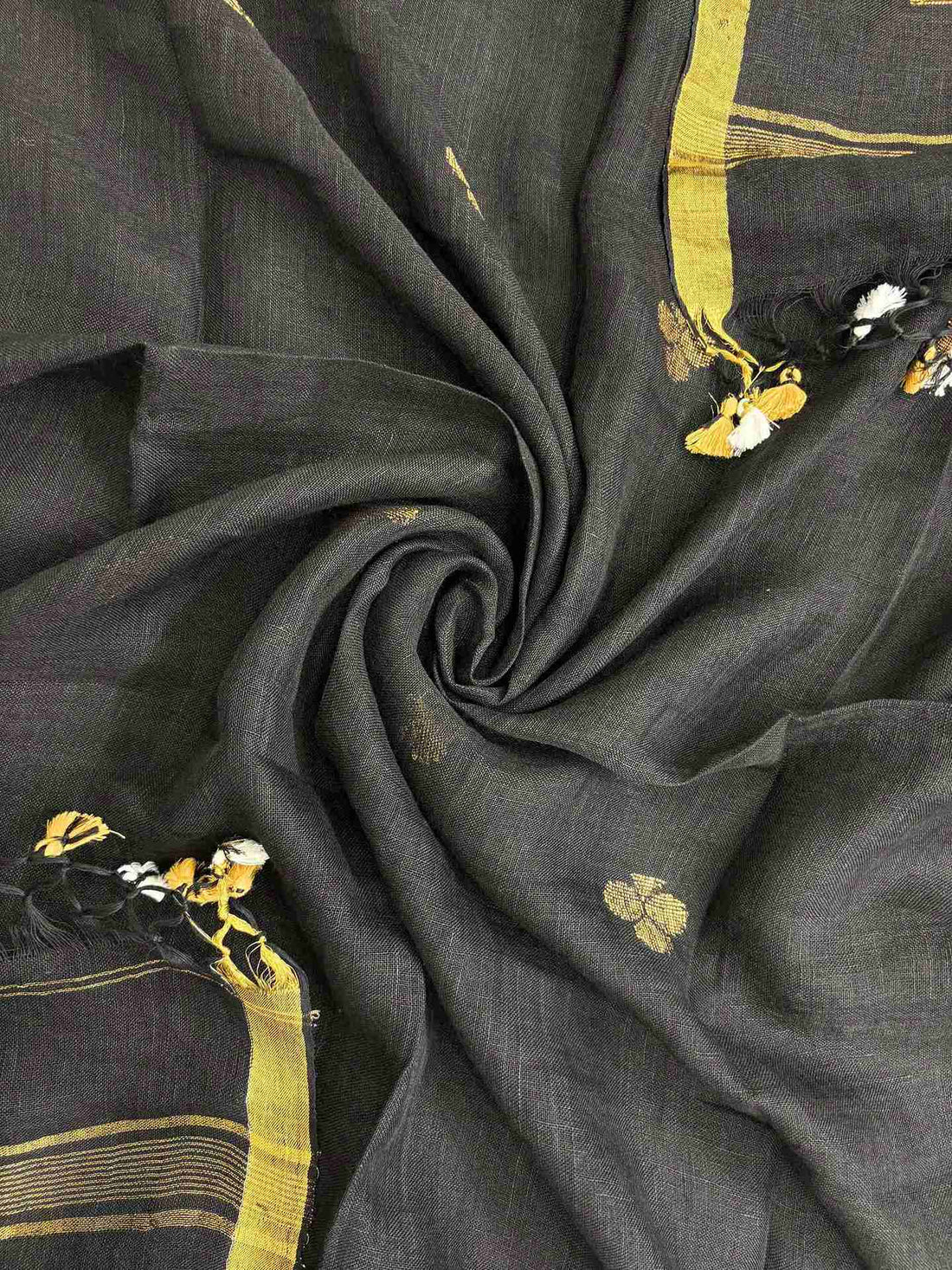 Scalloped border finishing detail on black pure handloom linen dupatta edge