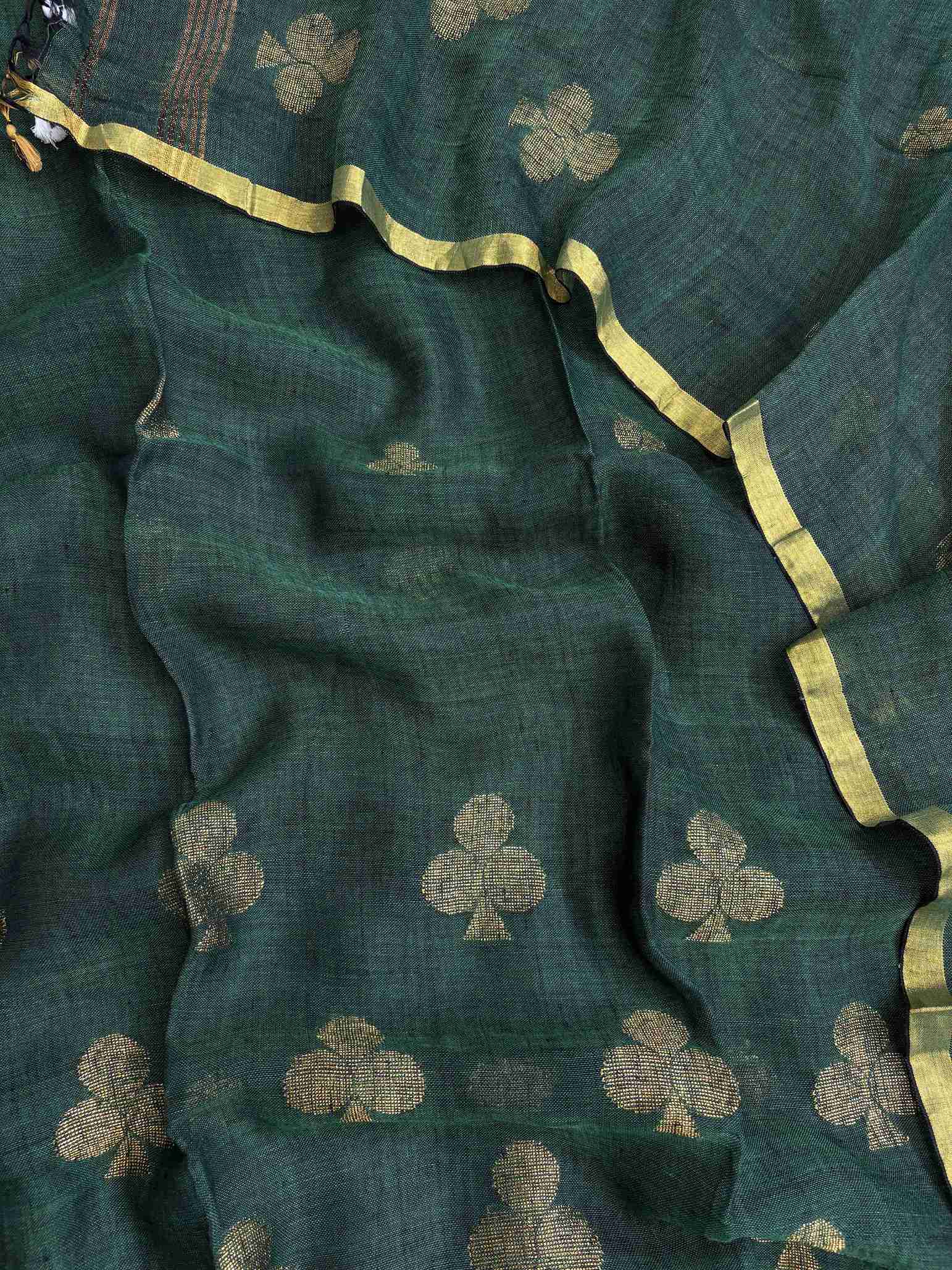 Scalloped border finishing detail on deep green pure handloom linen dupatta edge