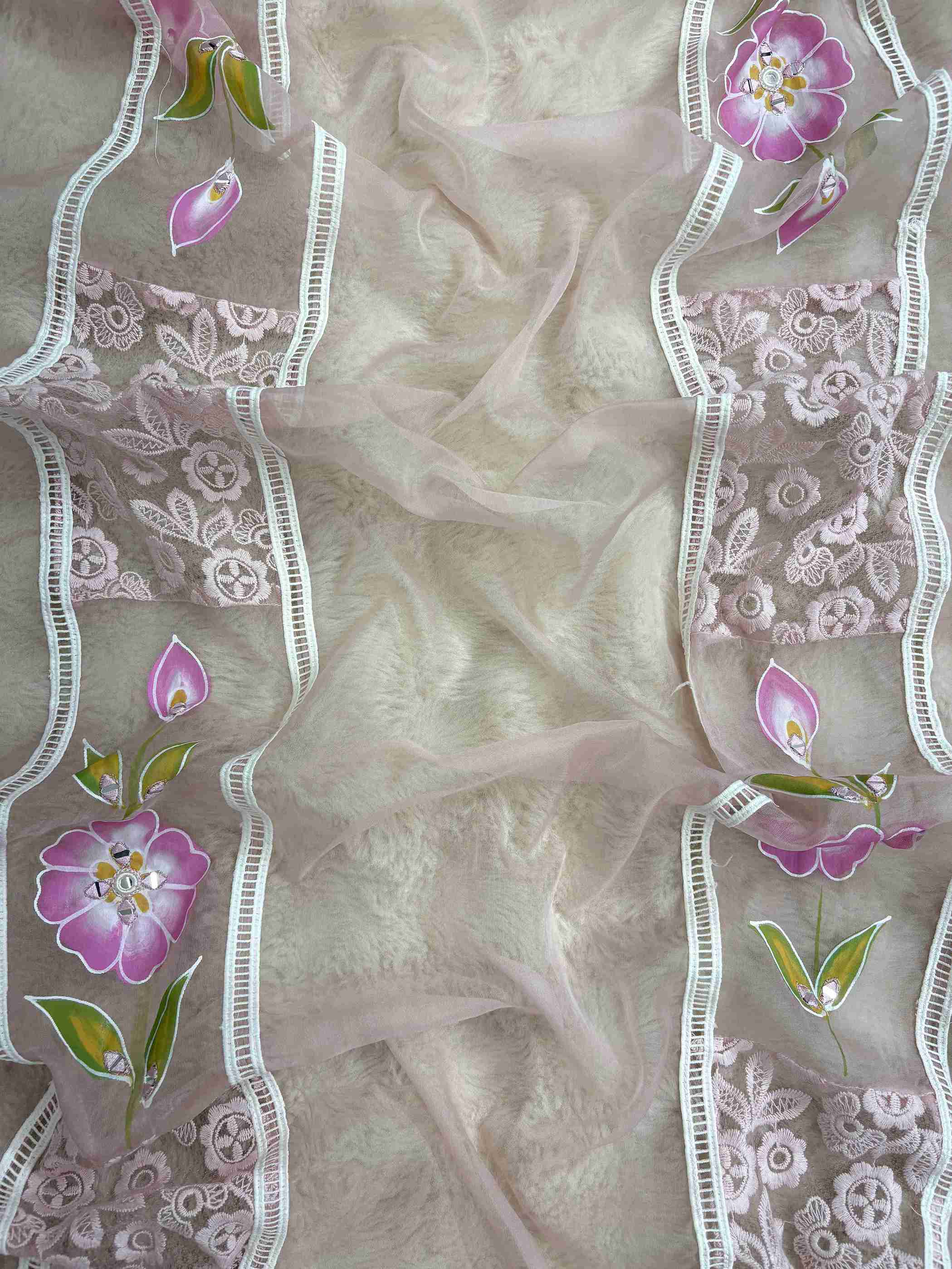 White scalloped lace border finishing along the edges of dusty pink organza dupatta
