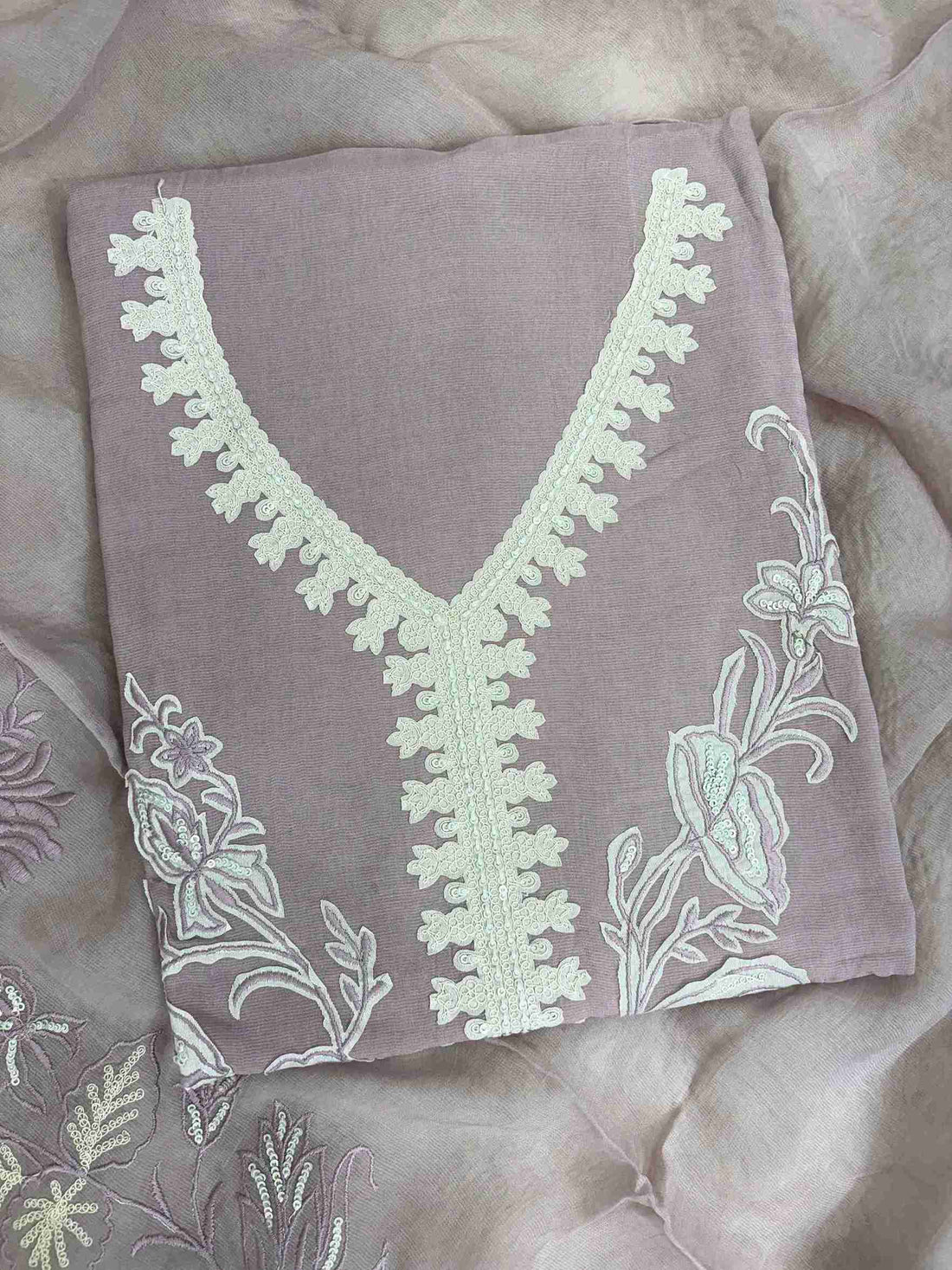 V-shaped neckline with crotia lace border detail on dusty rose mauve mul cotton shirt