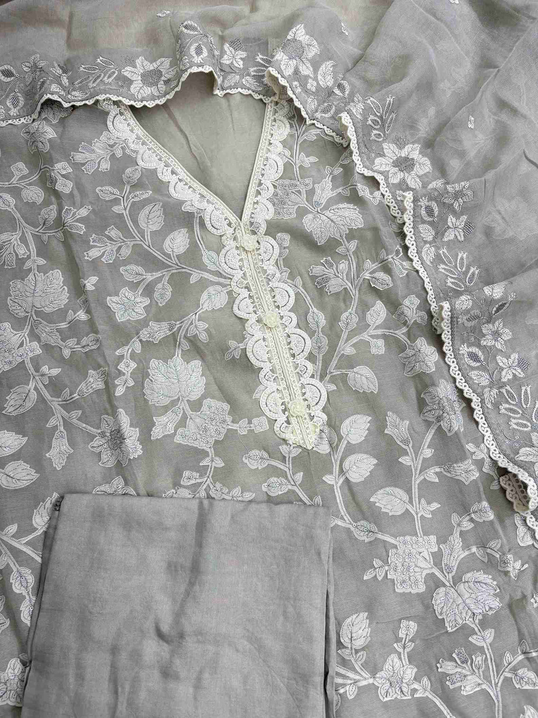 Applique border with lace finishing along all four sides of grey linen dupatta