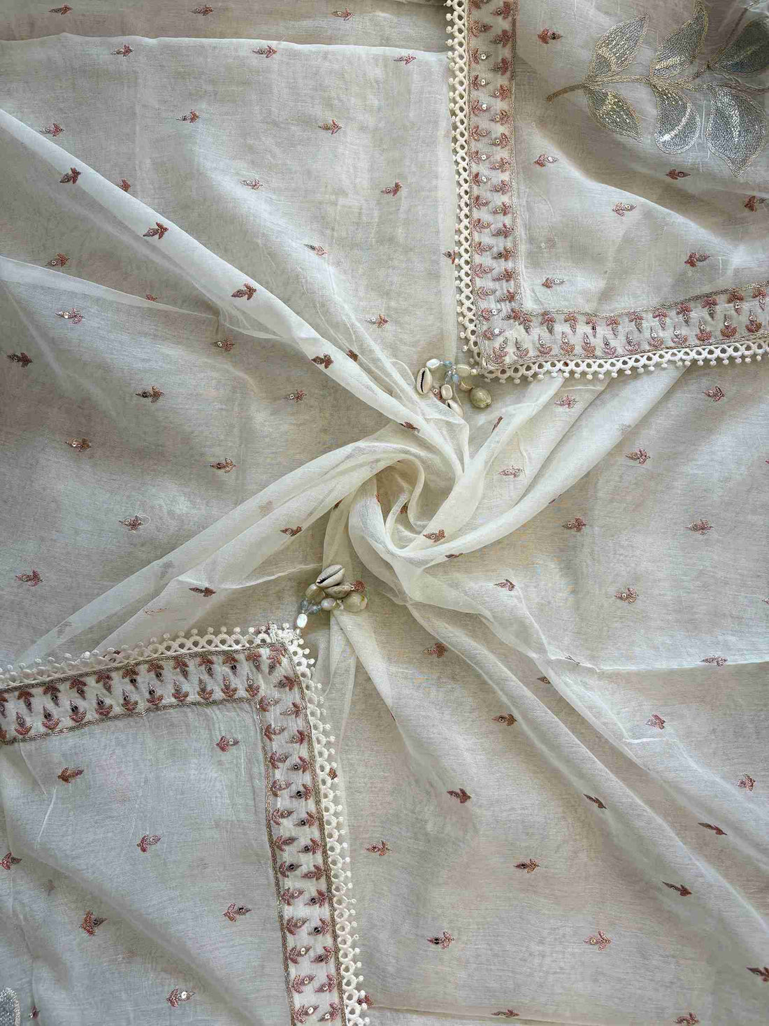 Mul cotton dupatta with crochet lace border and floral motifs
