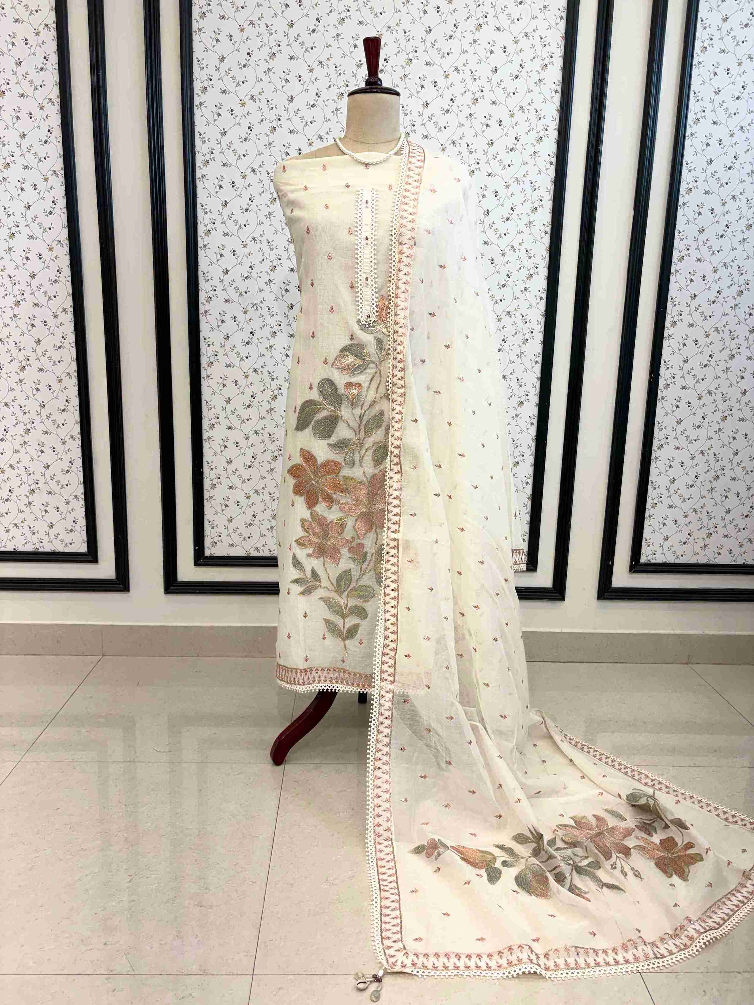 Ivory mul cotton 3 piece suit on manequinn