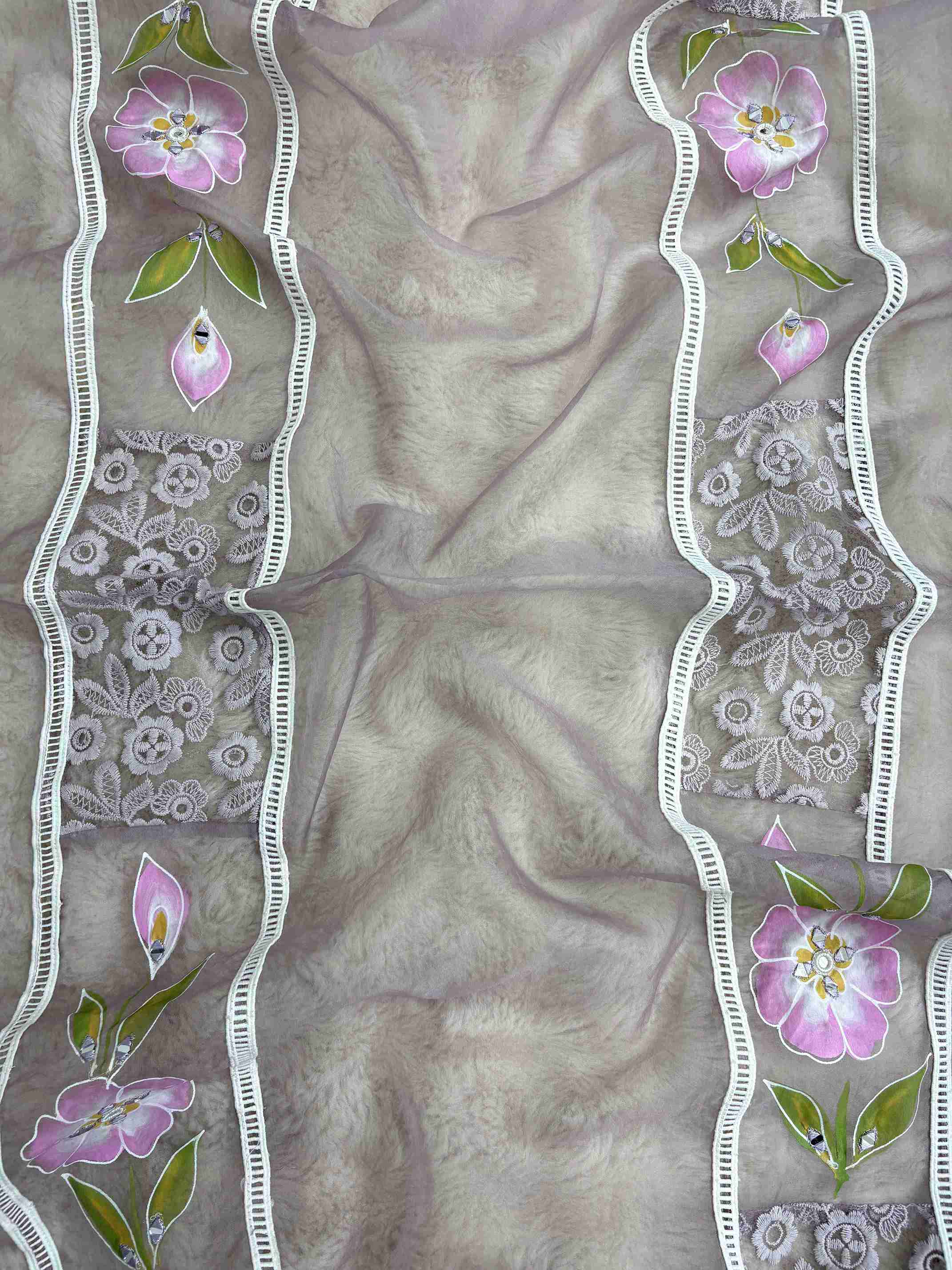 White scalloped lace border finishing along the edges of lavendar organza dupatta
