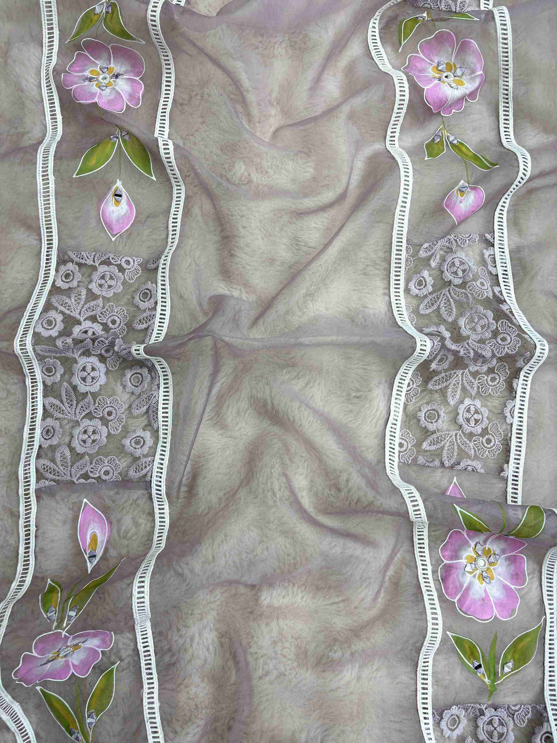 White scalloped lace border finishing along the edges of lavendar organza dupatta