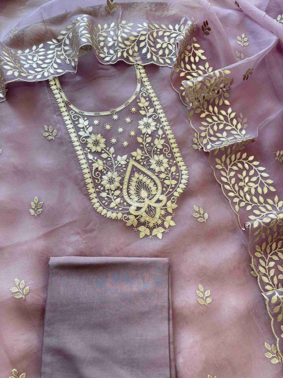Mauve tissue dupatta with leaf-pattern leather gota border and scalloped edges