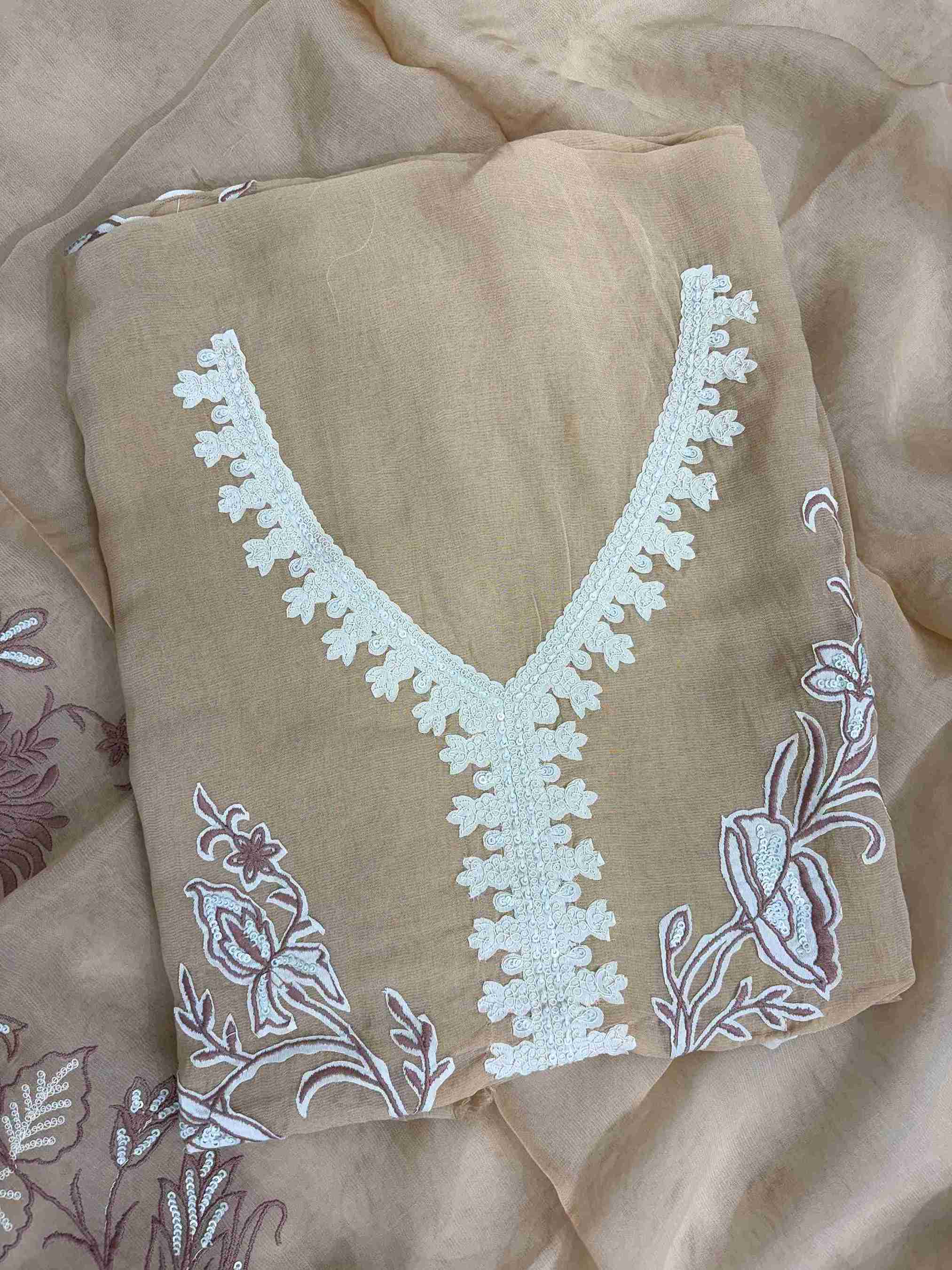 V-shaped neckline with crotia lace border detail on peach mul cotton shirt