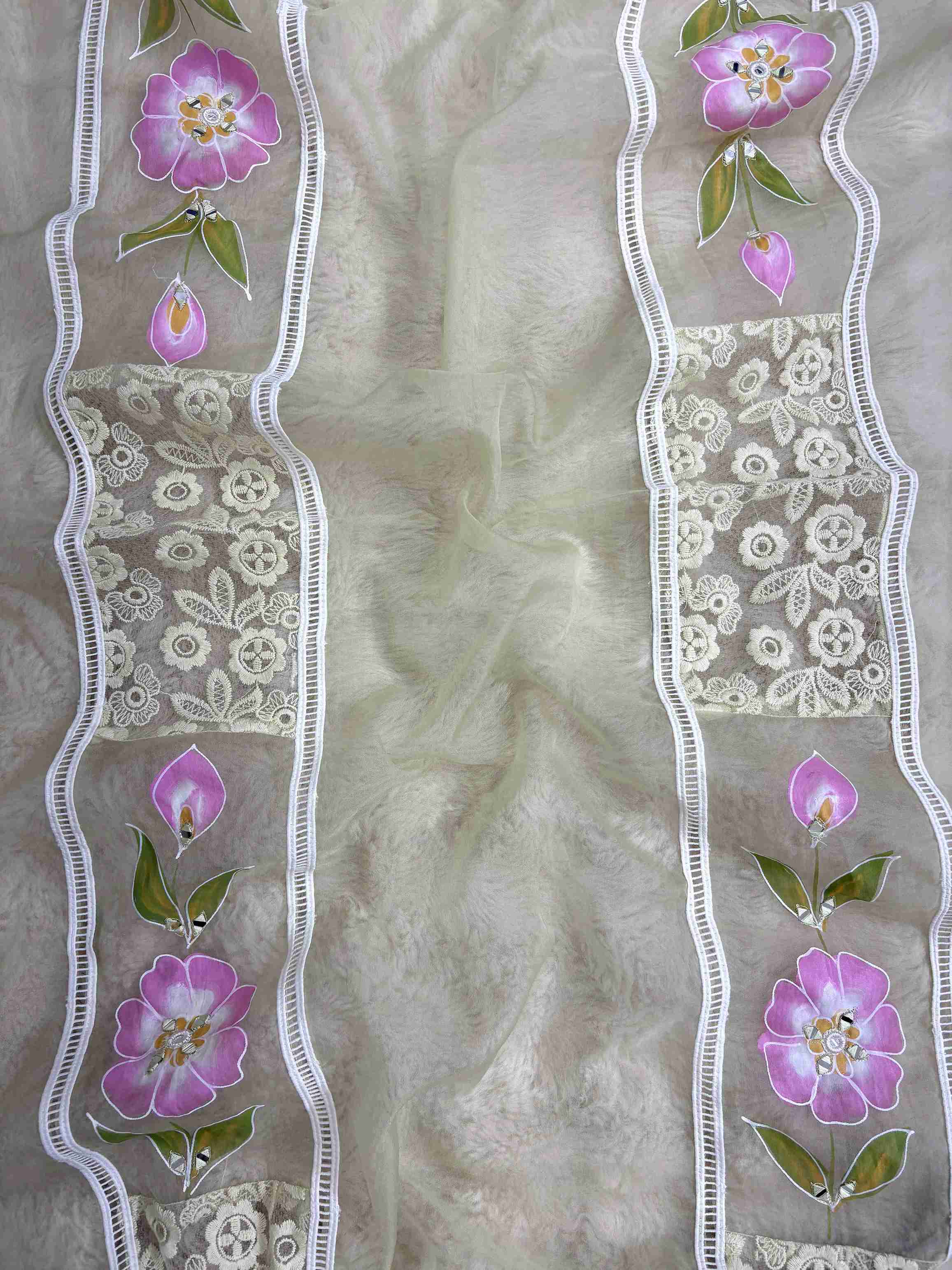 White scalloped lace border finishing along the edges of pista green organza dupatta