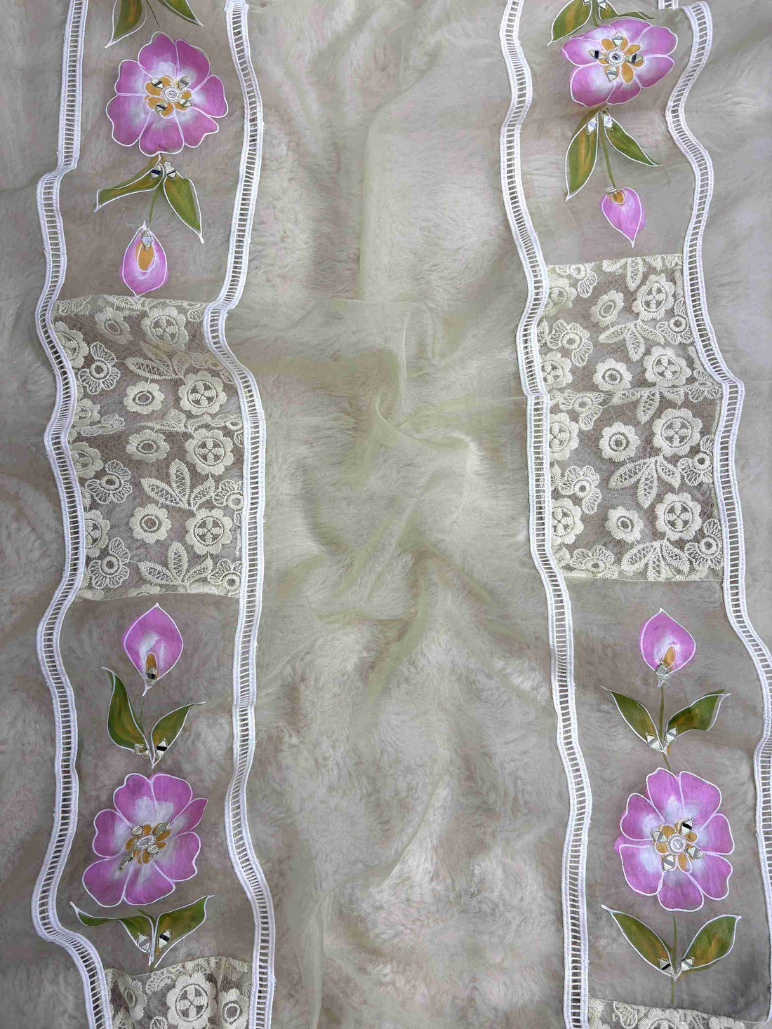 White scalloped lace border finishing along the edges of pista green organza dupatta
